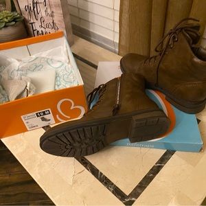 New Women's Baretraps Amysue Combat Bootie Mushroom